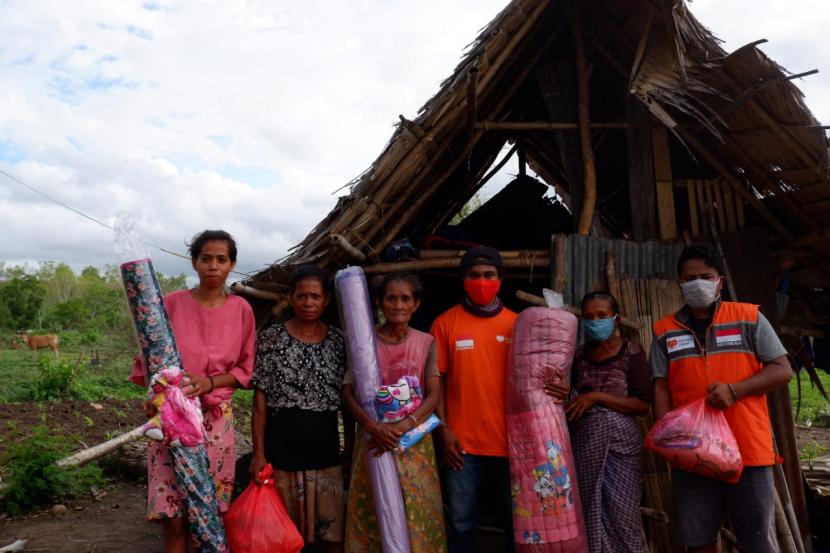 Kondisi gunung Ile Lewotolok di kabupaten Lembata provinsi Nusa Tenggara Timur yang masih berstatus siaga membuat para pengungsi sampai saat ini masih menempati posko-posko yang tersebar di beberapa titik. Karena itu, Rumah Zakat Action kembali menyalurkan bantuan tahap ketiga pada Kamis (10/12).