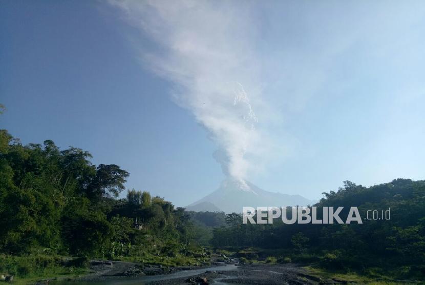 Kondisi Gunung Merapi seusai terjadi letusan erupsi freatik diambil dari kawasan Sleman, DI Yogyakarta
