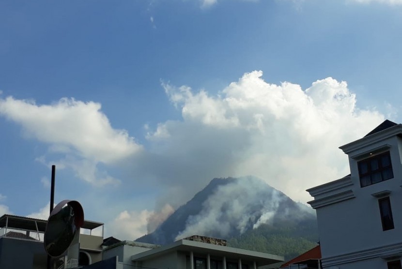 Kondisi Gunung Panderman setelah kebakaran sejak Ahad malam hingga Senin siang (22/7), di Kota Batu. 