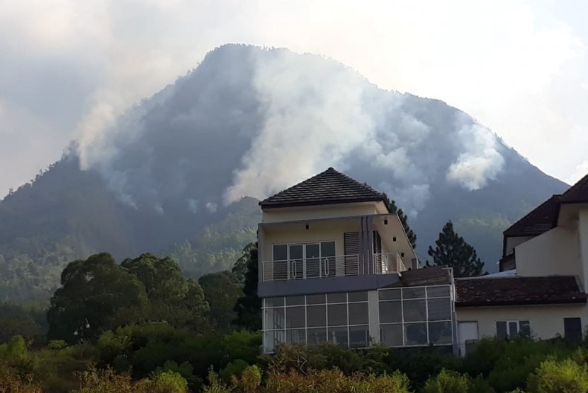 Kondisi Gunung Panderman setelah kebakaran sejak Ahad malam hingga Senin siang (22/7), di Kota Batu.