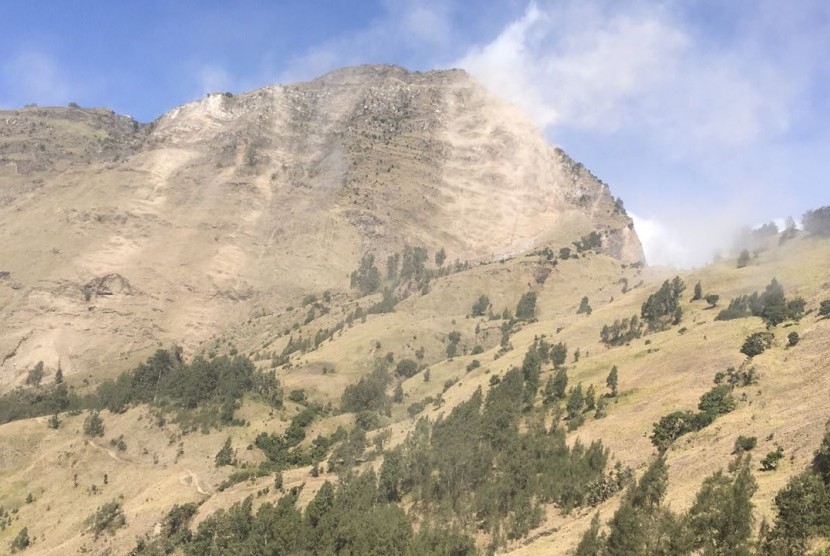 Kondisi Gunung Rinjani pada Senin (30/7) yang masih terjadi longsor.