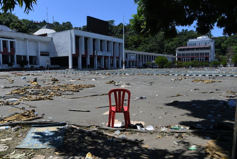 Kondisi halaman Kantor Gubernur Papua pascaunjuk rasa warga di Jayapura, Papua, Sabtu (31/8/2019).