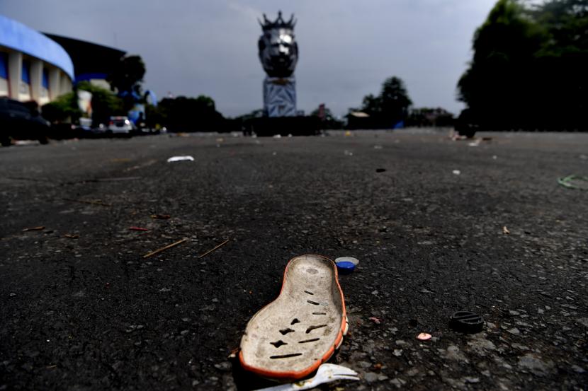 Kondisi halaman Stadion Kanjuruhan usai kerusuhan terjadi di stadion itu, Malang, Jawa Timur, Ahad (2/10/2022). Sedikitnya 129 orang dilaporkan meninggal dunia dan 13 mobil rusak akibat kerusuhan tersebut.
