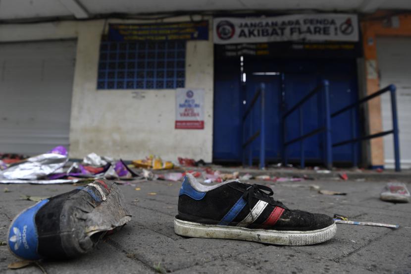Kondisi halaman Stadion Kanjuruhan usai kerusuhan terjadi di stadion itu, Malang, Jawa Timur, Ahad (2/10/2022). Sebanyak 131 orang meninggal dan 284 luka-luka akibat insiden tersebut.