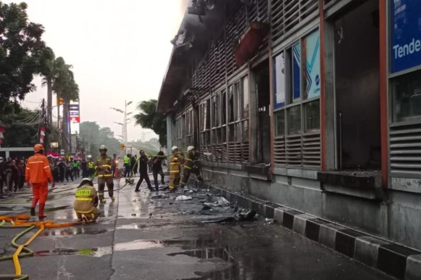 Kondisi Halte TransJakarta Tendean, Jakarta Selatan, setelah terbakar di Jakarta, Senin (14/8/2023). 