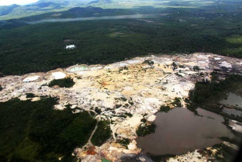   Kondisi hutan Belitung dengan lubang penambangan timah di Kepulauan Belitung, Provinsi Bangka Belitung.