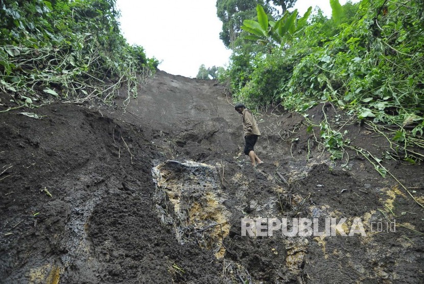 Kondisi hutan di hulu sungai Cikamir yang rusak akibat hujan deras di Pasirwangi, Kabupaten Garut, Sabtu (24/9). Pemicu banjir bandang di Kabupaten Garut dikarenakan rusaknya hulu sungai Cikamiri. (Mahmud Muhyidin)