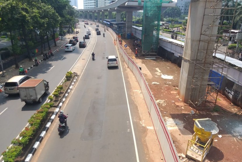 Kondisi jalan berlubang di sejumlah titik sepanjang proyek LRT Jabodebek di Jalan HR Rasuna Said, Kuningan, Jakarta Selatan, Senin (13/5). 