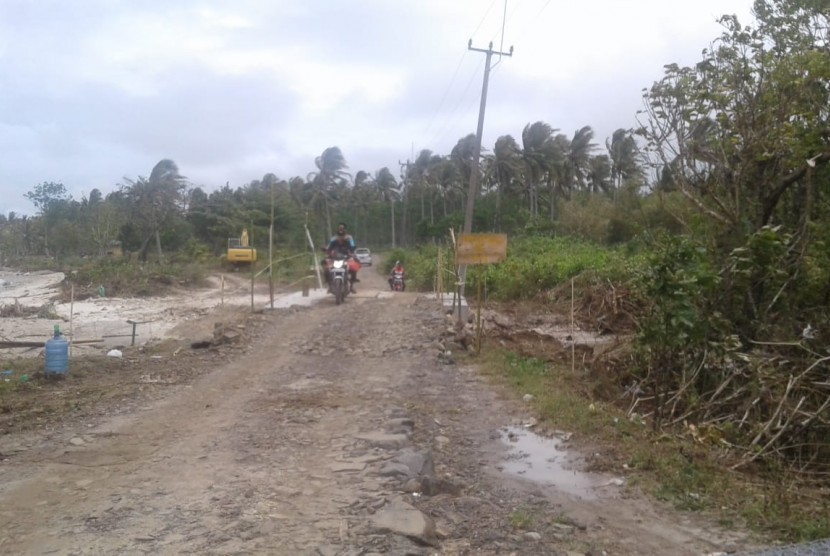 Kondisi Jalan Cigeulis Sumur menuju Kecamatan Sumur, Jumat (28/12).