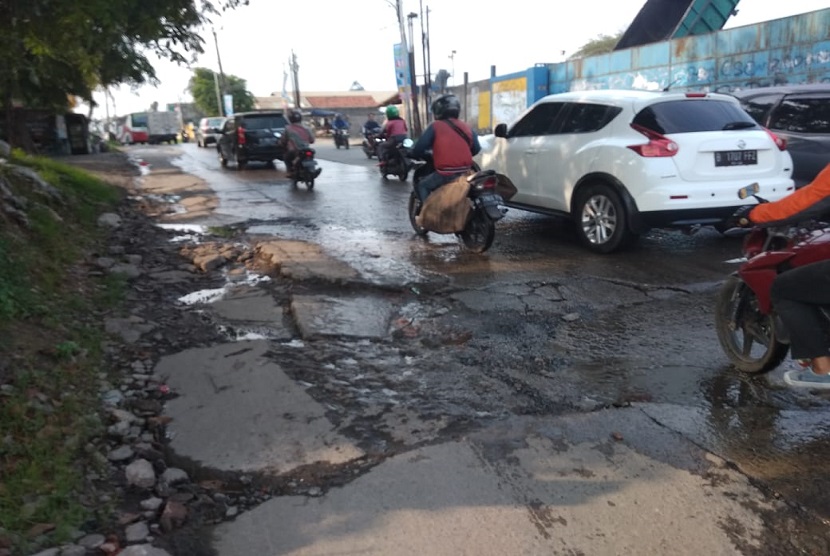 kondisi jalan Cikarang menuju Cibarusah rusak dan digenangi air