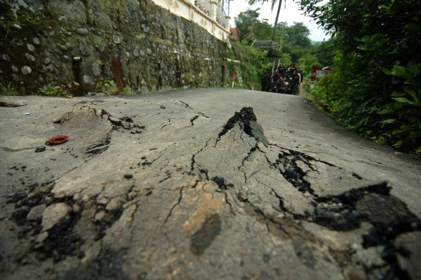 Kondisi jalan retak akibat bencana tanah bergerak (ilustrasi). Pemerintah Kabupaten Cianjur, Jawa Barat, membangun dapur umur untuk pengungsi bencana tanah bergerak.