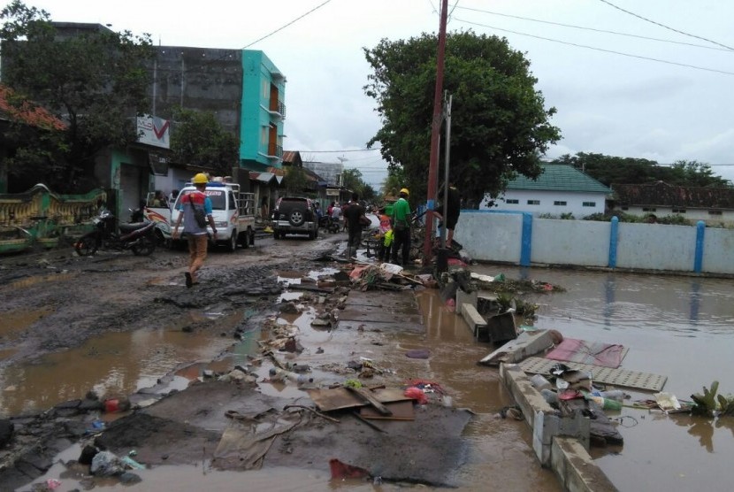 Kondisi jalan di Kampung Sumbawa, Tanjung, Rasanae, Kota Bima, Sabtu (24/12) mengalami kerusakan akibat banjir bandang yang melanda wilayah ini sejak Rabu lalu.