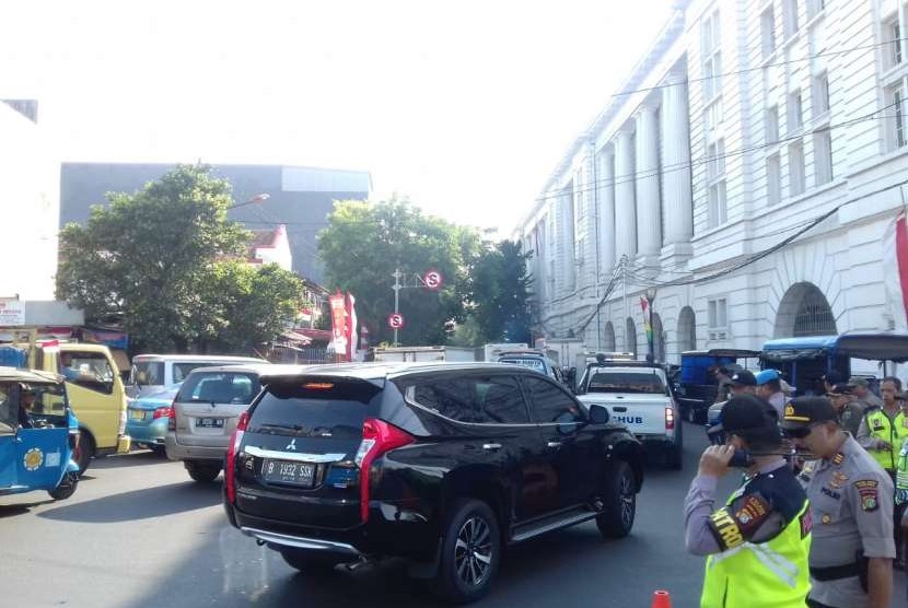 Kondisi jalan kawasan Kota Tua yang padat karena pembukaan festival Kali Besar, Kamis (30/8). 