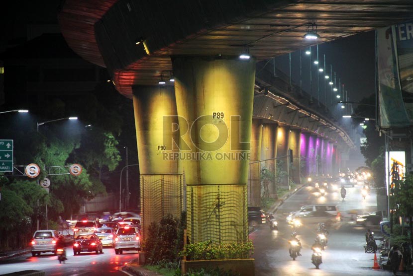   Kondisi jalan layang non tol Antasari - Blok M yang dihiasi lampu warna-warni, Jakarta, Ahad (13/1).   (Republika/Yasin Habibi)