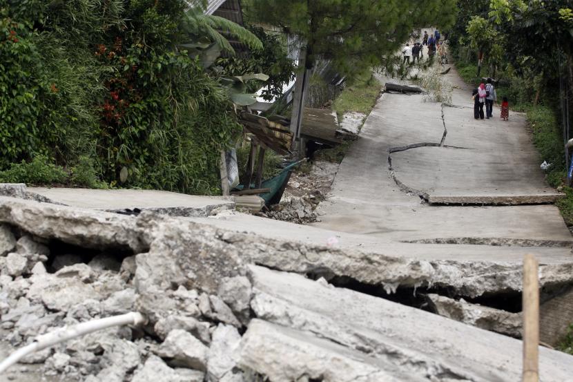 Kondisi jalan yang terbelah akibat pergeseran tanah di Desa Bojong Koneng, Kecamatan Babakan Madang, Kabupaten Bogor, Jawa Barat, Jumat (16/9/2022). 