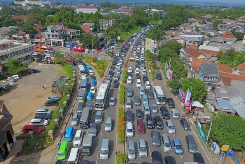 Kondisi jalur dari Jakarta menuju Puncak, Bogor. Kepadatan ini membuat Satlantas Polres Bogor memutuskan menerapkan sistem one way ke Puncak.