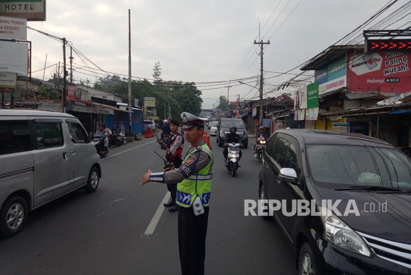 Kondisi jalur Puncak H+2 lebaran, Ahad (17/6). Sistem satu arah diberlakukan sejak pukul 07:00.