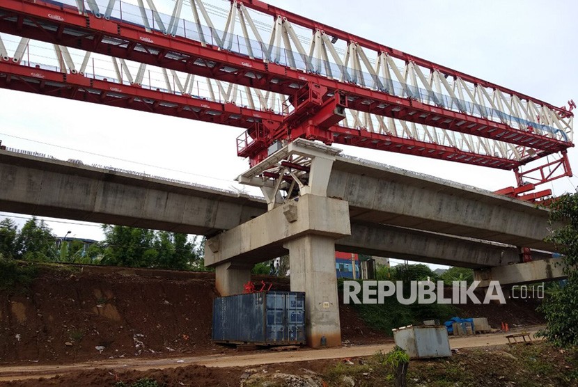 Kondisi jatuhnya bantalan launcher girder yang jatuh di lokasi double double track kereta api di Mampang, Jakarta Timur, Ahad (4/2). 