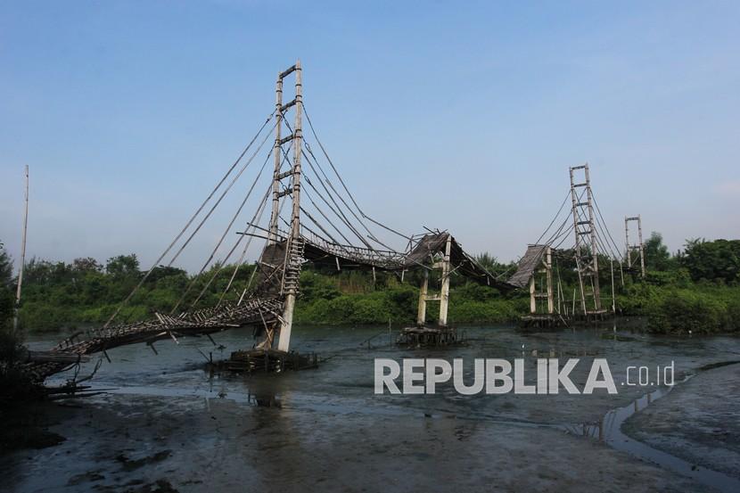 Kondisi jembatan bambu di kawasan Ekowisata Mangrove Wonorejo, Surabaya, Jawa Timur, Sabtu (27/3/2021). Jembatan bambu yang dibangun pada tahun 2018 dengan panjang sekitar 600 meter dan tinggi sekitar 12 meter itu kondisinya rusak dan sudah tidak bisa dipergunakan lagi. 