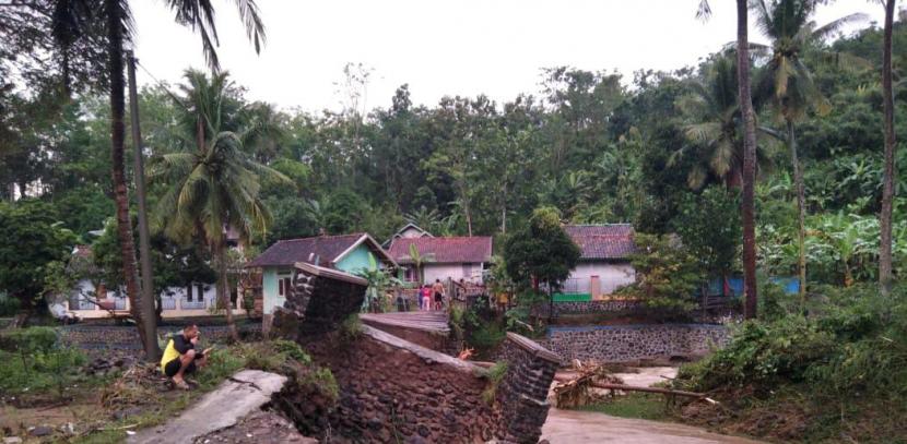 Kondisi Jembatan Bangbayang di Desa Mekarsari, Kecamatan Cibalong, Kabupaten Garut, yang rusak akibat bencana.