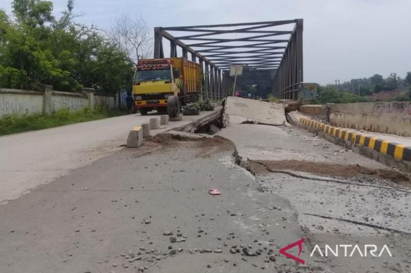 Kondisi Jembatan Cipamingkis di Jalan Cibarusah-Loji, Kecamatan Cibarusah, Kabupaten Bekasi, Ahad (31/12/2023).