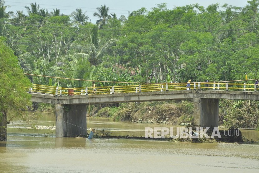 Kondisi jembatan Ciputrapinggan yang ambles di Kecamatan Kalipucang, Kabupaten Pangandaran, Jawa Barat, Selasa (11/10). (Mahmud Muhyidin)