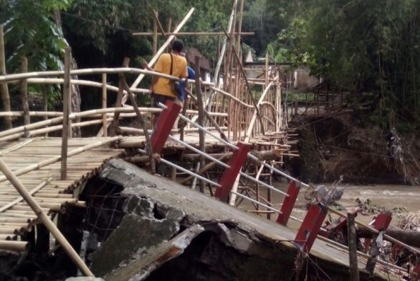 Kondisi jembatan di Desa Srimulyo, Kecamatan Piyungan, Kabupaten Bantul, DI Yogyakarta yang putus akibat terjangan air sungai yang meluap, Rabu (20/12)