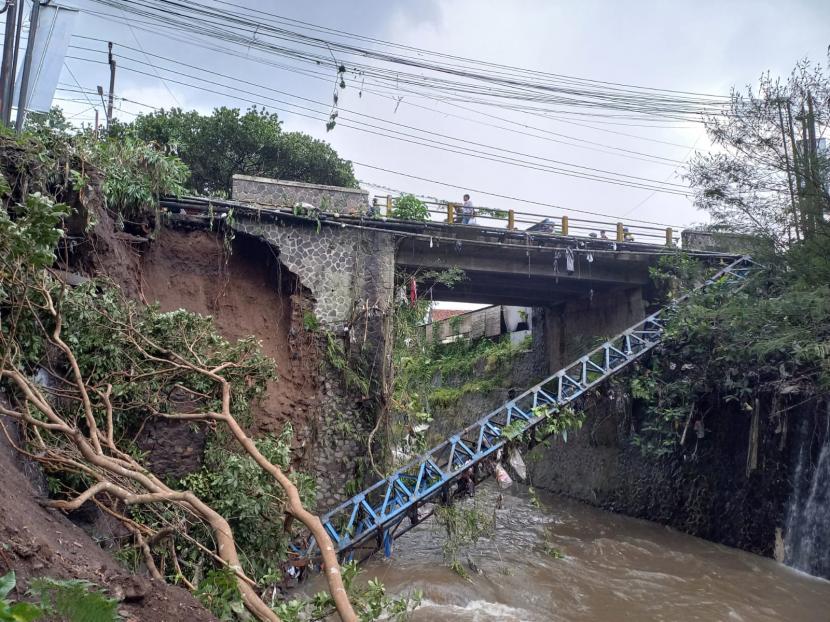 Kondisi jembatan di Jalan Ahmad Yani, Kecamatan Tawang, Kota Tasikmalaya, Senin (12/9/2022). Tembok penahan tanah di sisi jembatan itu mengalami longsor. 