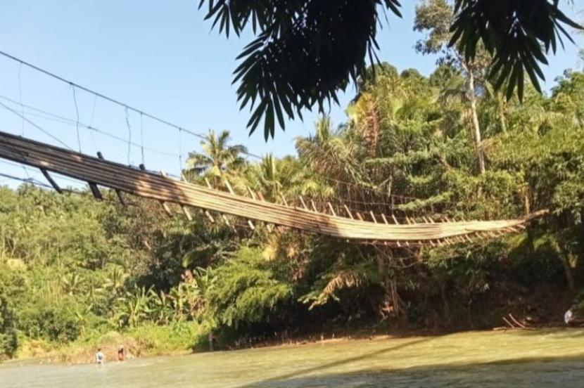 Kondisi jembatan gantung di Desa Leuwi Ipuh Banjarsari Kabupaten Lebak, Banten terputus kawat seling penahan jembatan akibat dilintasi 15 warga setempat. 