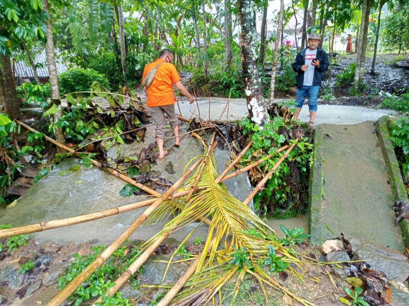 Kondisi jembatan lingkungan yang ambruk di Kecamatan Surade, Kabupaten Sukabumi, Senin (26/10)