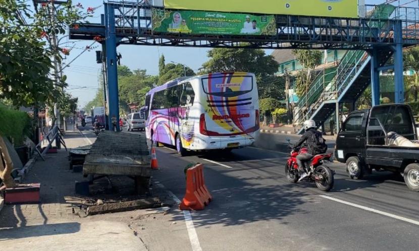   Kondisi jembatan penyeberangan orang (JPO) di Jalan Diponegoro Ungaran, Kabupaten Semarang setelah ditangani, Selasa (12/9). 