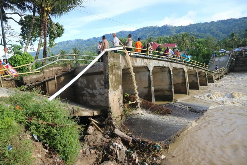 Kondisi jembatan Sungai Pangkua, Kecamatan Koto Parik Gadang Diateh (KPGD), Kabupaten Solok Selatan pasca terjangan banjir pada Senin (25/11) 