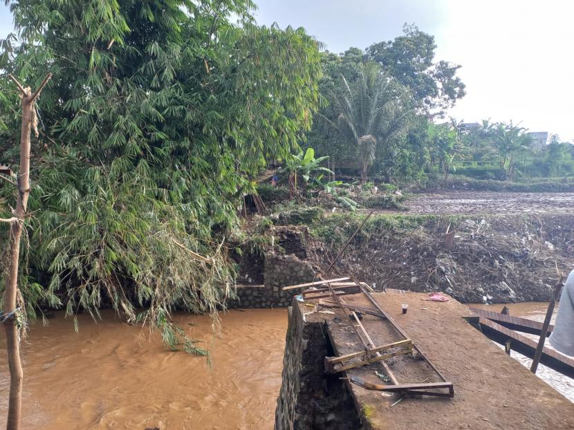 Masyarakat harus waspada terhadap kemungkinan terjadinya bencana alam. Foto ilustrasi kondisi jembatan yang terputus akibat banjir bandang di Kampung Dayeuh Handap, Kelurahan Kota Kulon, Kecamatan Garut Kota, Kabupaten Garut, Ahad (17/7/2022). Bayu Adji P.