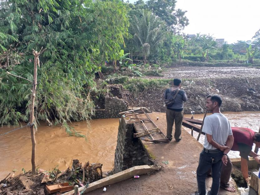 Kondisi jembatan yang terputus akibat banjir bandang di Kampung Dayeuh Handap, Kelurahan Kota Kulon, Kecamatan Garut Kota, Kabupaten Garut, Ahad (17/7/2022). (Ilustrasi)
