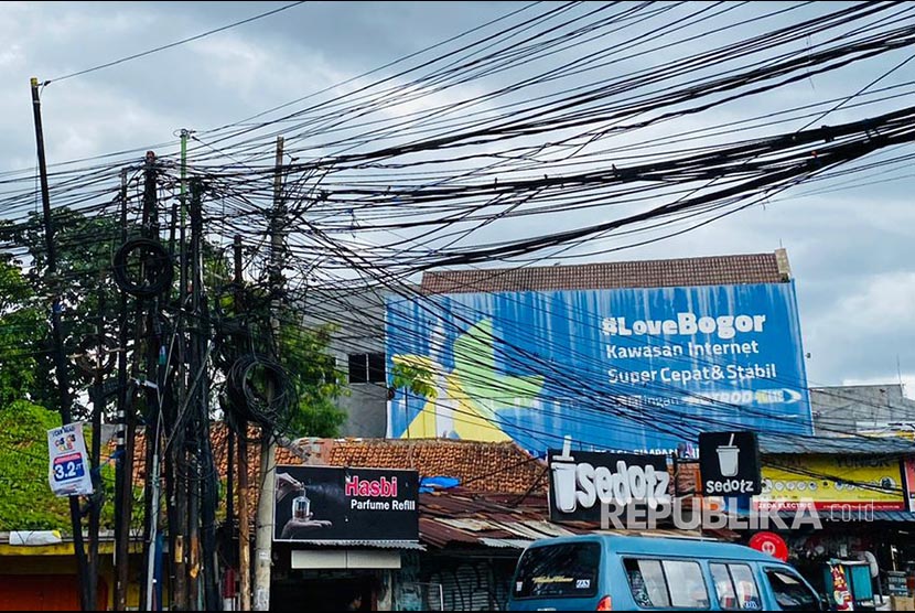 Kondisi kabel di ruas Jalan Ahmad Yani, Kecamatan Bogor Utara, Kota Bogor.