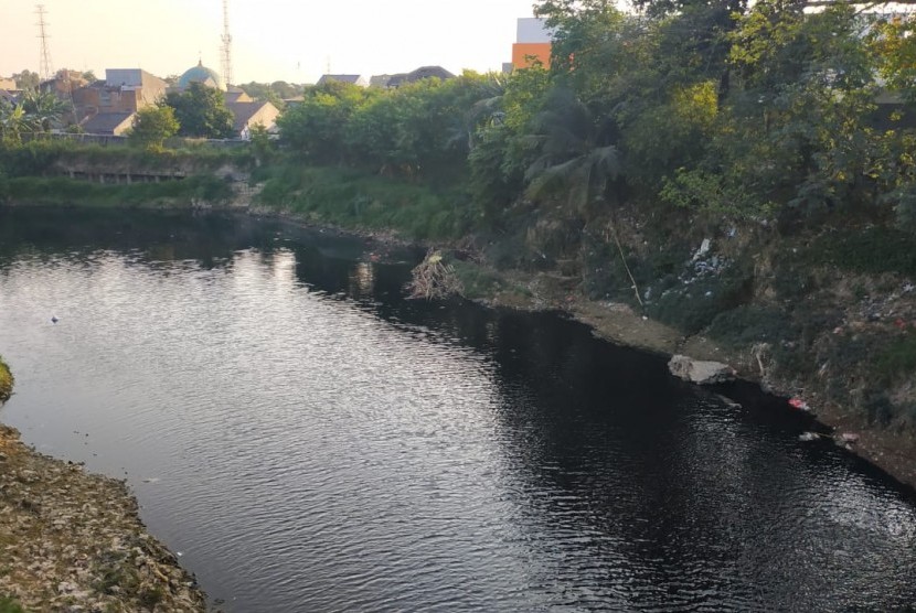 Kondisi Kali Bekasi yang tercemar dengan airnya yang tampak berwarna hitam di Jembatan Cipendawa, Rawalumbu, Kota Bekasi, Jumat (26/7). 