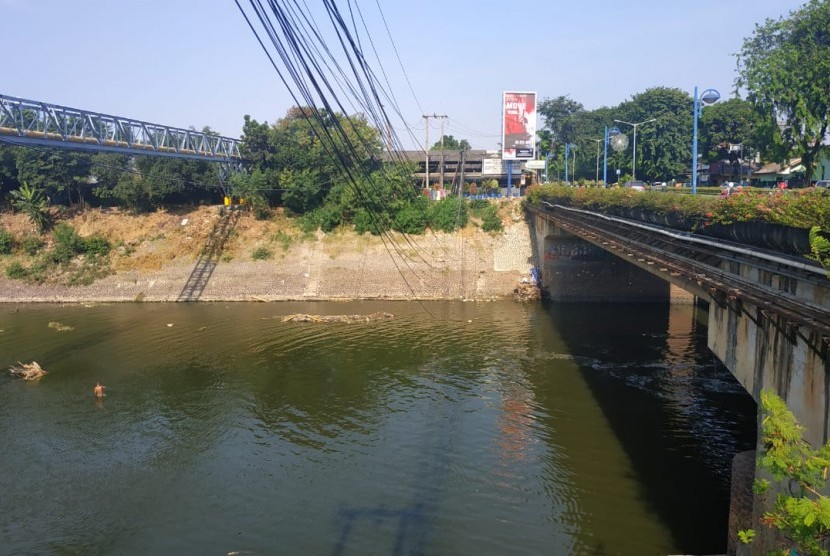 Kondisi Kali Bekasi yang tercemar dengan airnya yang tampak berwarna hitam di Jembatan Cipendawa, Rawalumbu, Kota Bekasi, Jumat (26/7). 