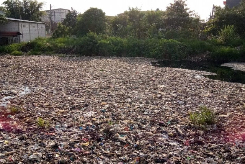 Kondisi Kali Pisang Batu, Ahad (20/1), masih terdapat timbunan sampah yang memadati seluruh badan kali. Sebelumnya, Dinas Lingkungan Hidup Kabupaten Bekasi telah melakukan pembersihan sejak Sabtu (5/1) hingga Jumat (11/1).