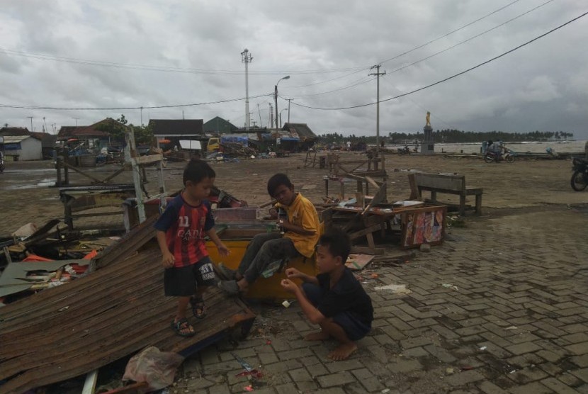 Kondisi Kampung Teluk Batako, Labuan,Banten yang terdampak tsunami Selat Sunda, Jumat (28/12). 