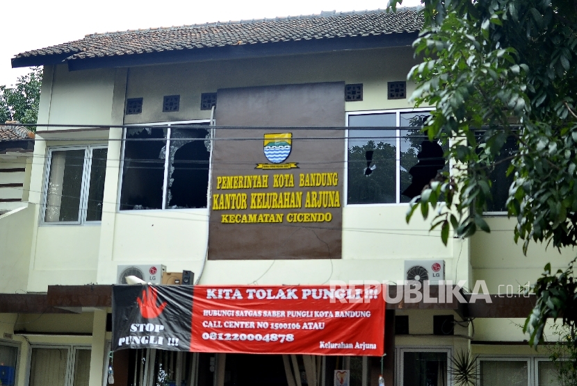 Kondisi kantor Kelurahan Arjuna yang kaca dan bangunannya rusak setelah terjadi baku tKoembak antara polisi dan teroris di Jalan Arjuna, Kota Bandung, Senin (27/2).