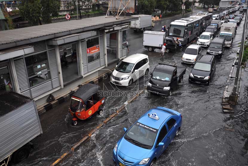  Kondisi kawasan Jalan Gunung Sahari Pademangan yang terendam banjir rob, Jakarta Utara, Senin (17/6).     (Republika/Rakhmawaty La'lang)