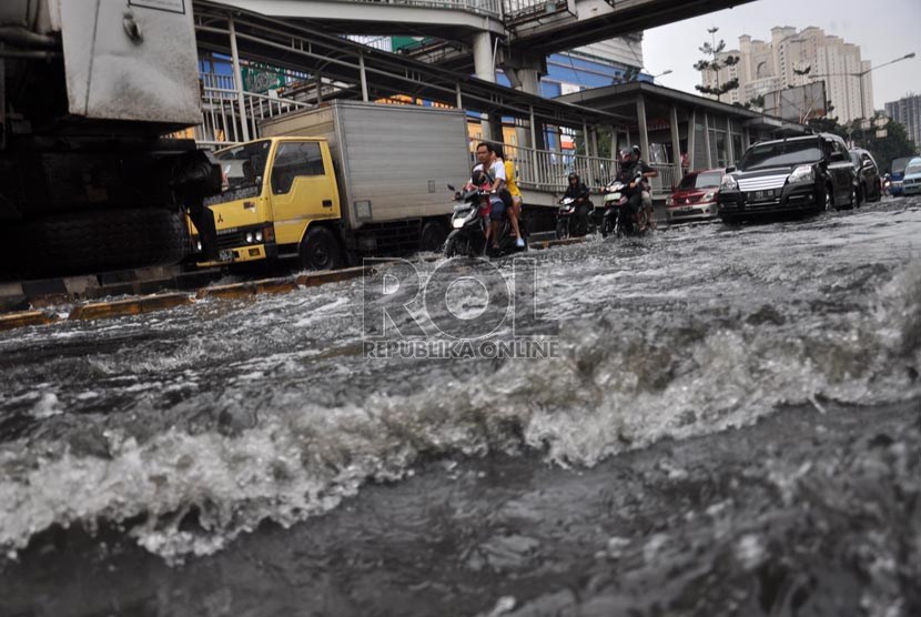  Kondisi kawasan Jalan Gunung Sahari Pademangan yang terendam banjir rob, Jakarta Utara, Senin (17/6).     (Republika/Rakhmawaty La'lang)