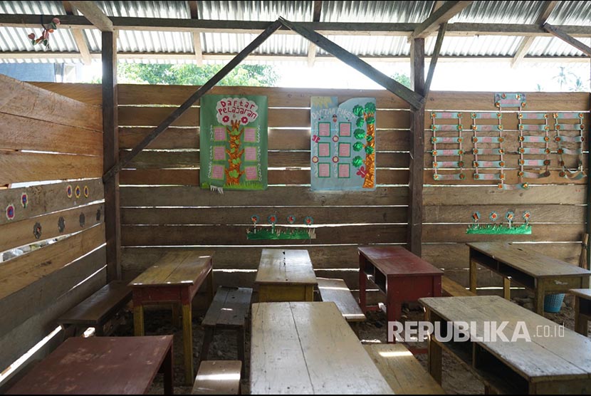 Kondisi kelas Madrasah Ibtidayah (MI) Darul Ihsan beraktivitas di sekolahnya di Kampung Bangir, Dampal Selatan, Tolitoli, Sulawesi Tengah.