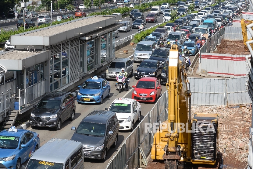 Kondisi kemacetan lalu lintas di Jalan MT Haryono-Pancoran, Jakarta, Ahad (12/3).