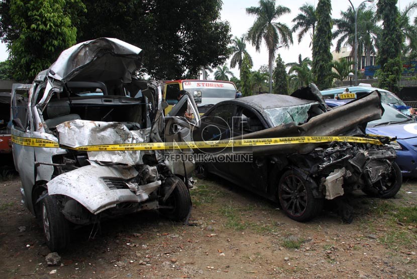  Kondisi kendaraan Gran Max dan Lancer IVO yang dikendarai putra bungsu Ahmad Dhani, Abdul Qodir Jaelani alias Dul yang ringsek akibat kecelakaan di Tol Jagorawi, Ahad (8/9). (Republika/Yasin Habibi)