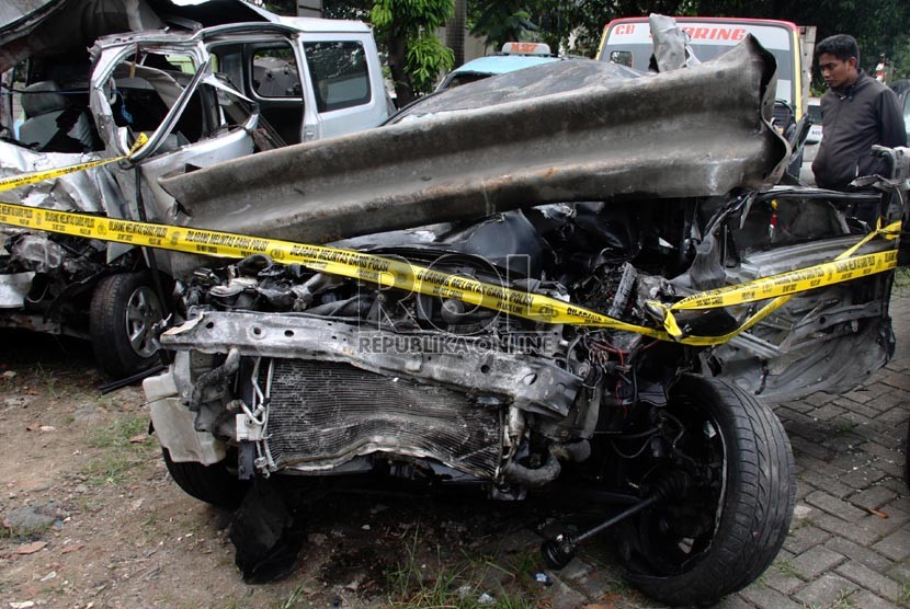  Kondisi kendaraan Lancer IVO yang dikendarai putra bungsu Ahmad Dhani, Abdul Qodir Jaelani alias Dul yang ringsek akibat kecelakaan di Tol Jagorawi, Ahad (8/9). (Republika/Yasin Habibi)