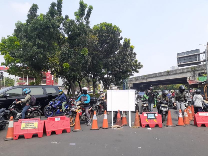 Kondisi kepadatan kendaraan di ruas Jalan Bintaro Raya Sektor 3, perbatasan antara Tangerang Selatan dan Jakarta Selatan, Senin (5/7). Polres Tangsel memberlakukan penyekatan di titik tersebut selama pemberlakuan PPKM darurat, sehingga para pengendara diharuskan putar balik.