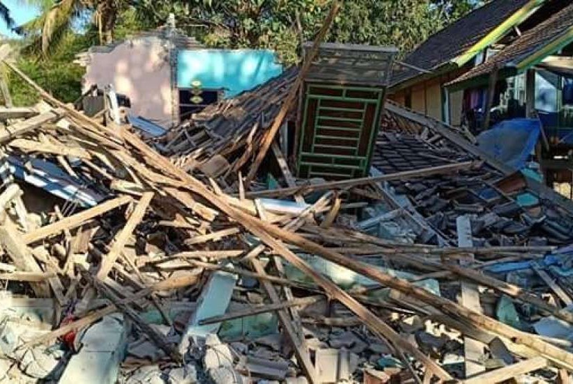 Kondisi kerusakan rumah akibat gempa berkekuatan 6,9 SR di Kabupaten Sumbawa Barat (KSB).