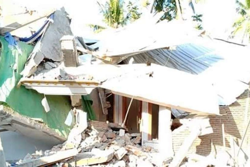Kondisi kerusakan rumah akibat gempa berkekuatan 6,9 SR di Kabupaten Sumbawa Barat (KSB).
