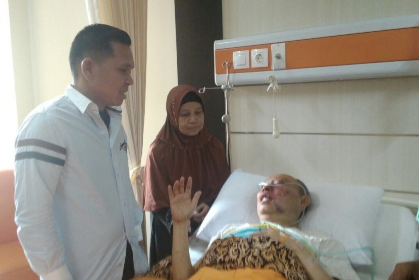 Kiai Umar Basyri is treated at the hospital after being attack by unidentified assailant in Cicalengka, Bandung, Saturday (Jan 27) morning.